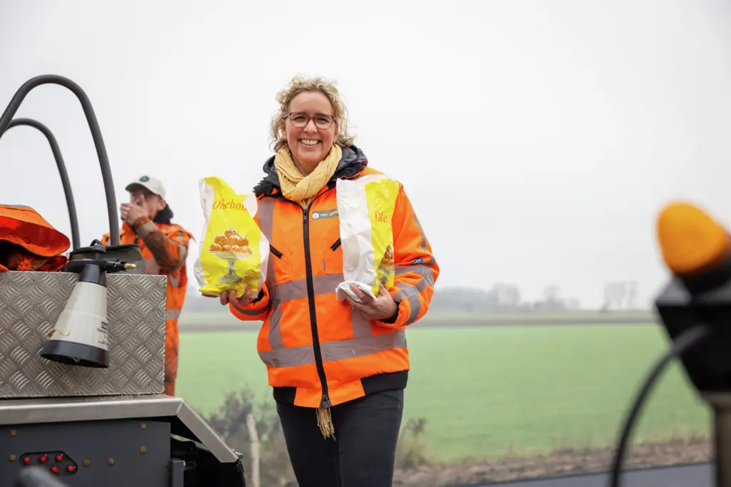 Voormannen bezig in de avond aan de berikbaarheid van Nederland
