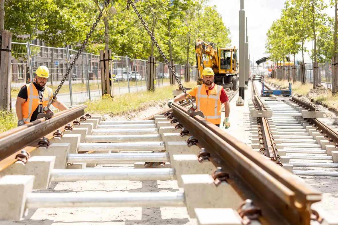 Twee collega's met tramspoor