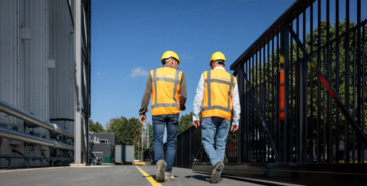 Twee collega's op het terrein van APMN