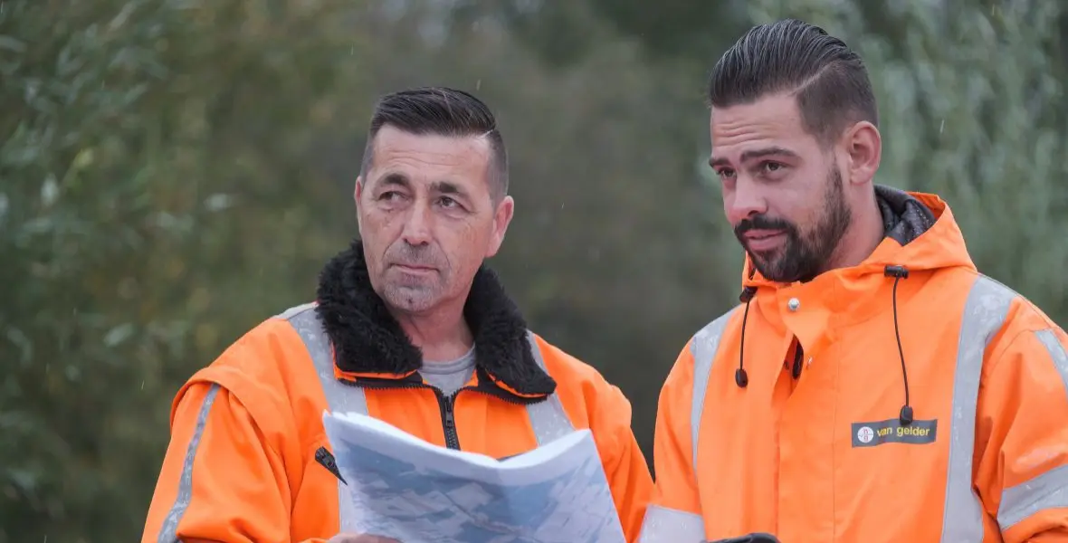 Twee collega's met werktekening bij Telecomproject