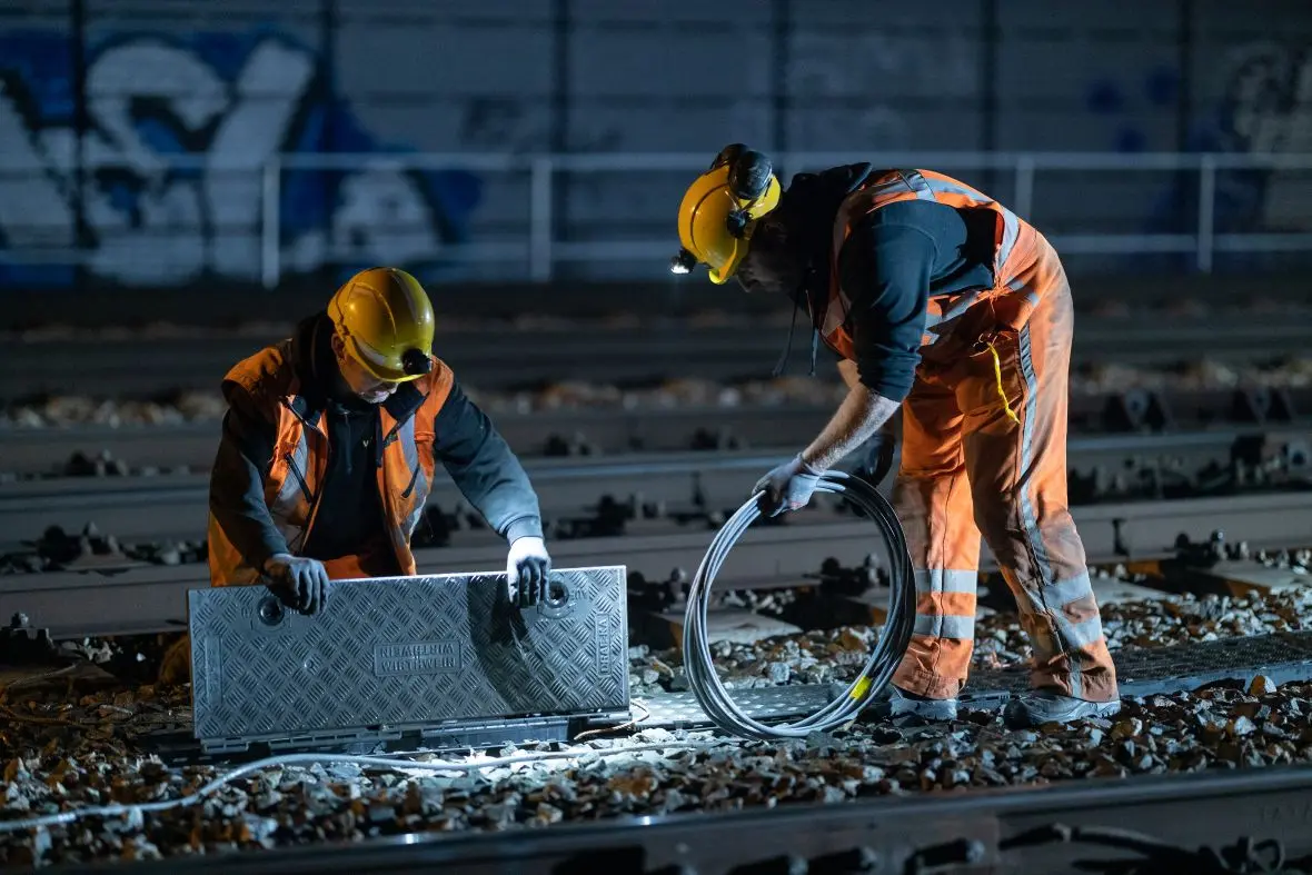 Twee kabelwerkers bij spoor