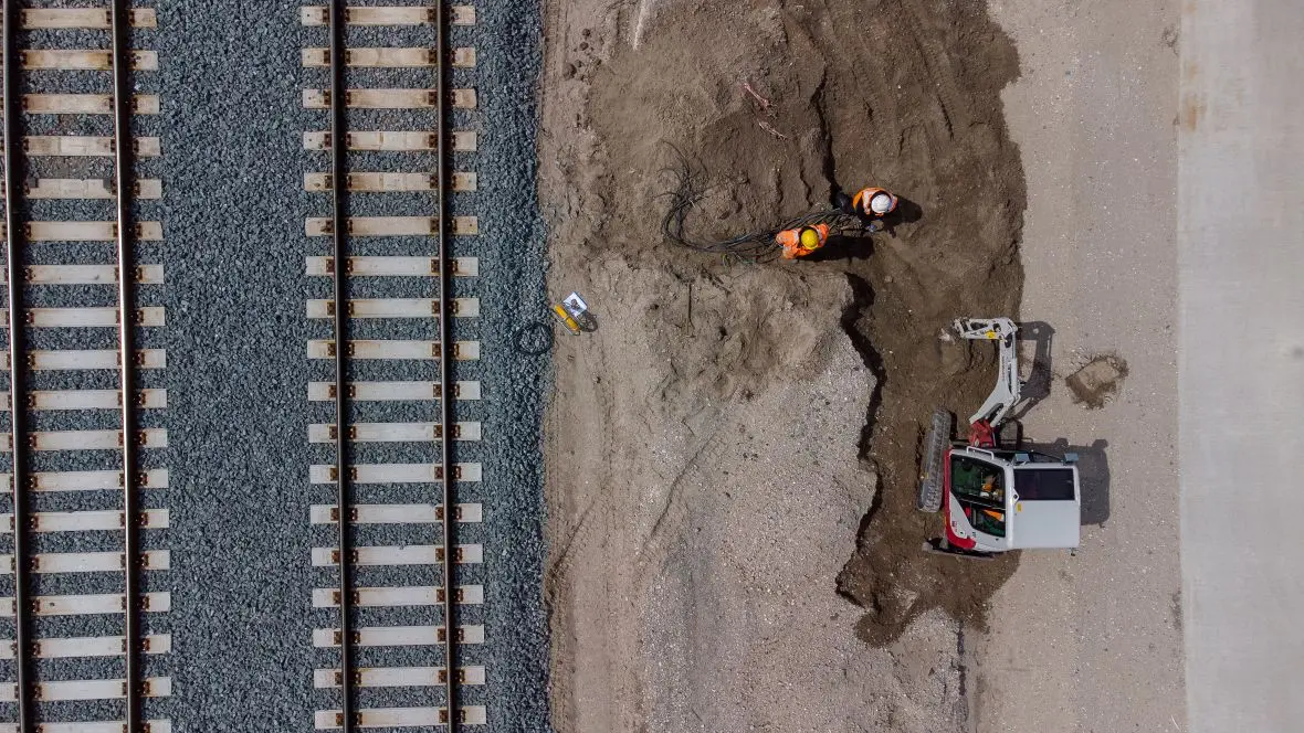 Collega's aan het werk bij spoor