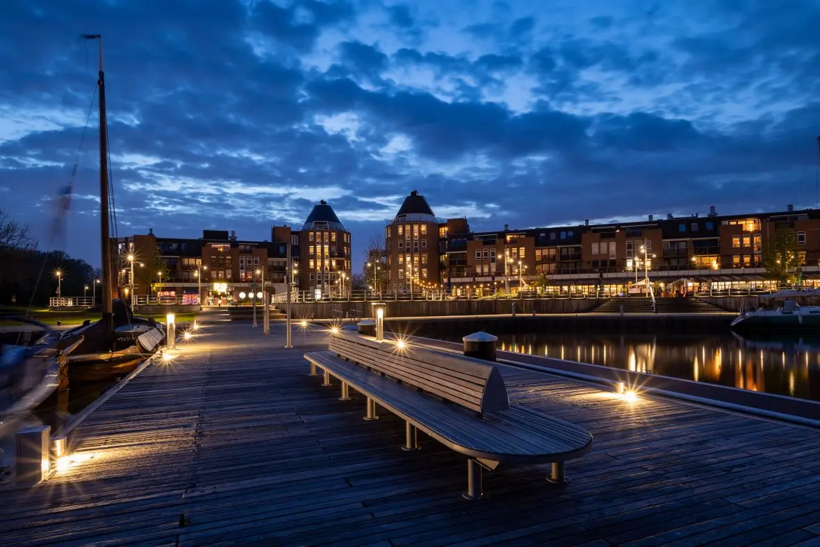 Brug met verlichting en aanlichting