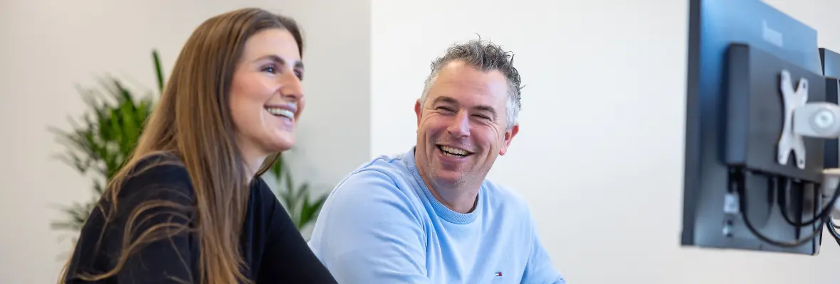 Twee collega's op kantoor