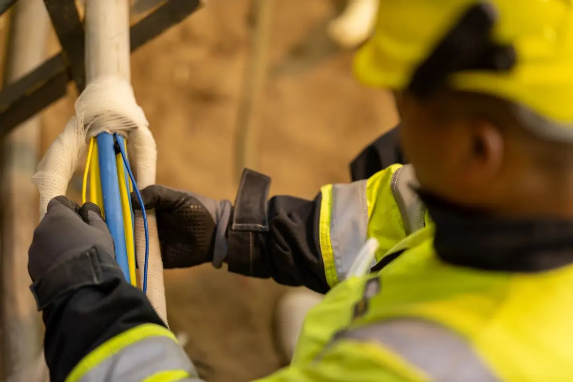 Monteur werkt aan kabels