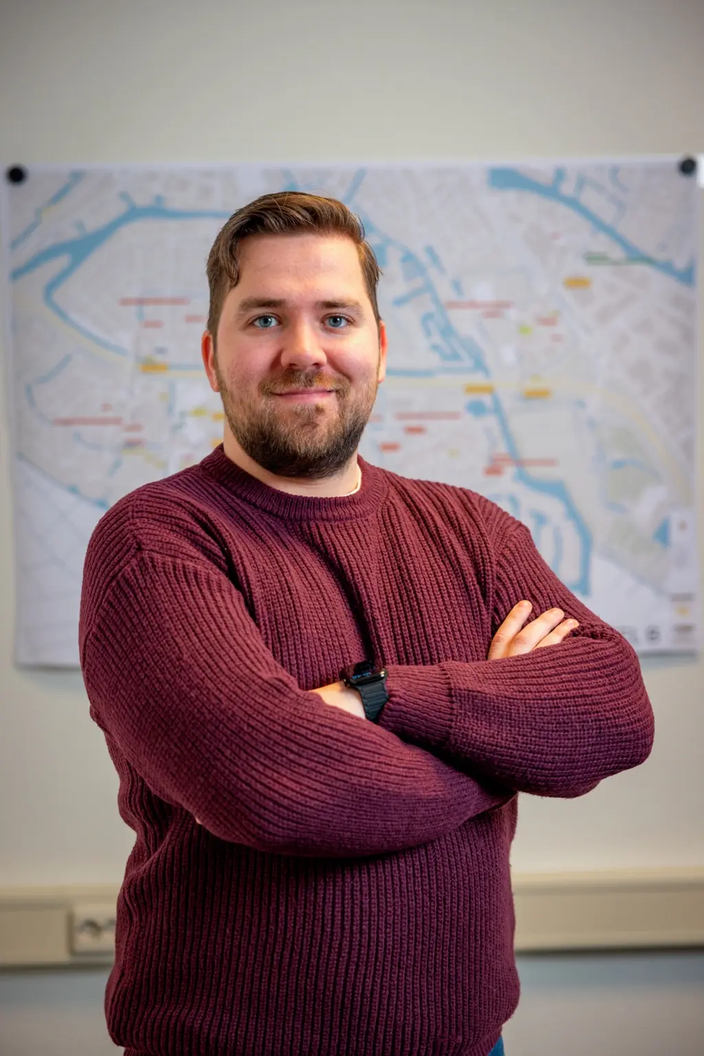 Verkoper toont lap stof aan klant.