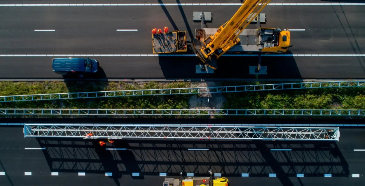 Monteur met een armatuur